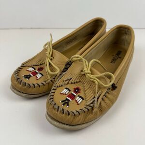 Minnetonka Thunderbird Tan Leather Beaded Moccasins Size 8.5